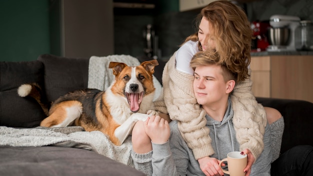 Foto gratuita pareja abrazándose con perro