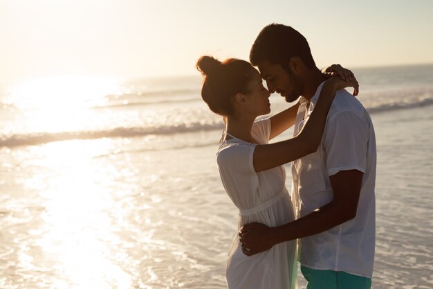 Pareja abrazándose en la playa