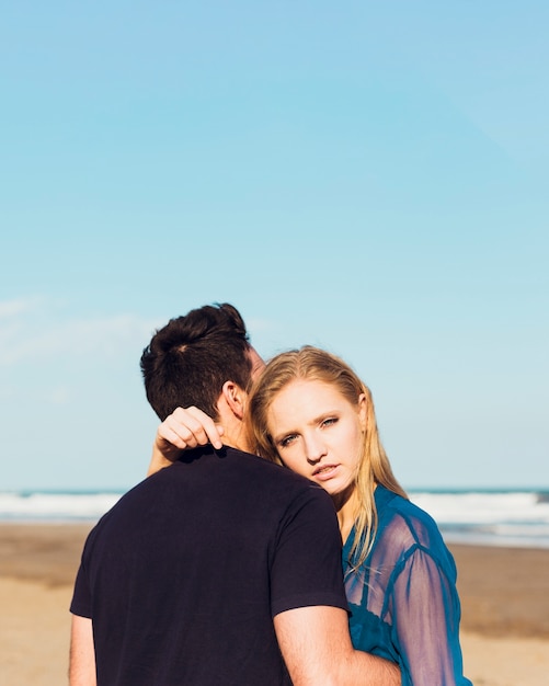 Foto gratuita pareja abrazándose en la playa