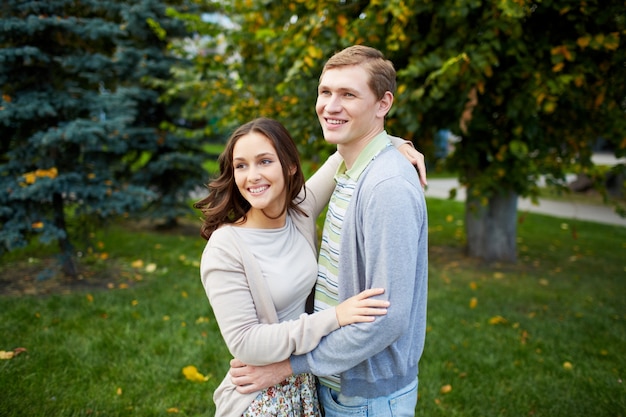 Pareja abrazándose y riéndose