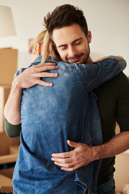 Pareja abrazándose en su nido de amor