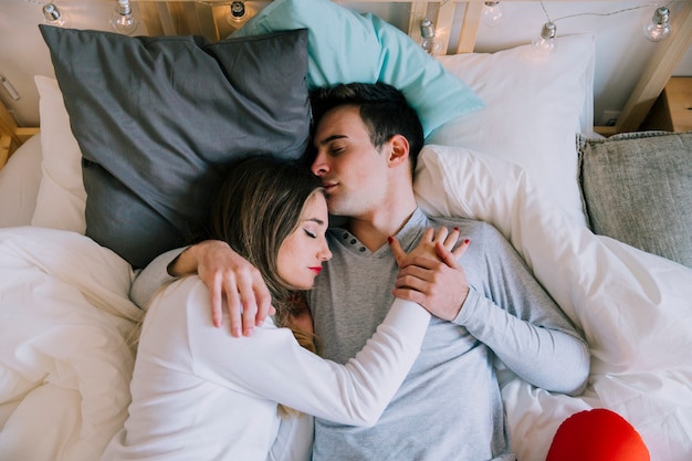 Pareja abrazándose durante el sueño