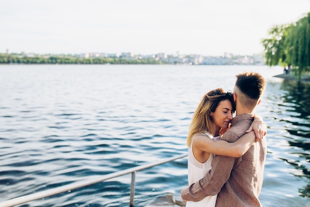 Pareja, abrazar, muelle