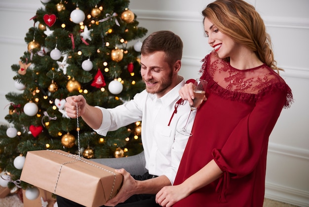 Pareja abriendo un regalo de navidad