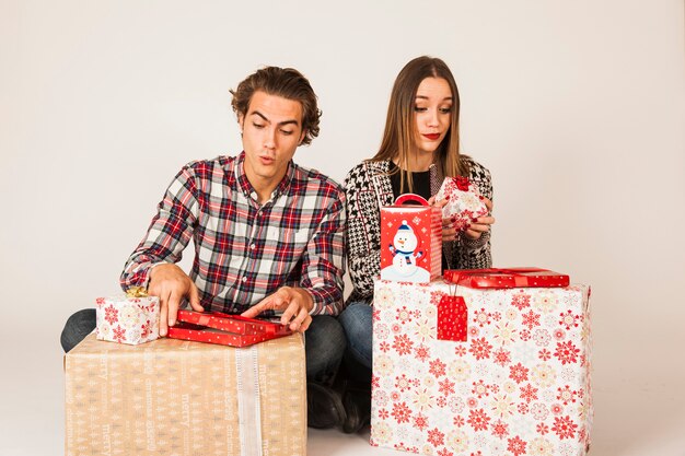 Pareja abriendo regalos