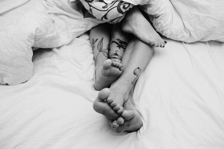 Pareja acostada en la cama