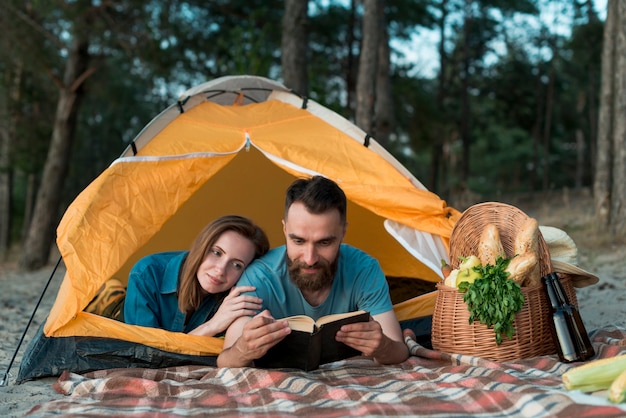 Pareja acostada y leyendo