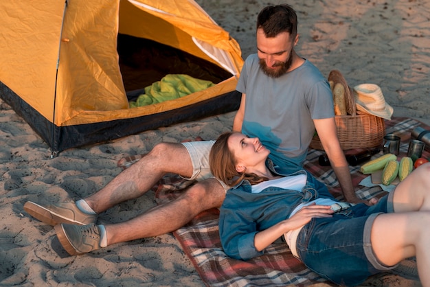 Pareja, acostado, cerca, tienda