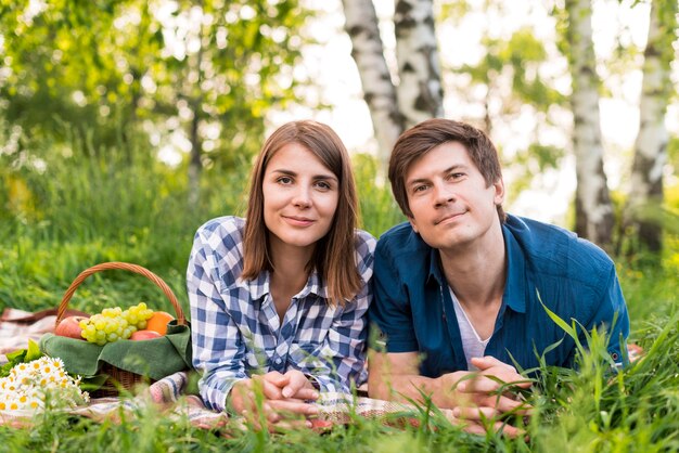 Pareja, acostado, en, claro, en, picnic