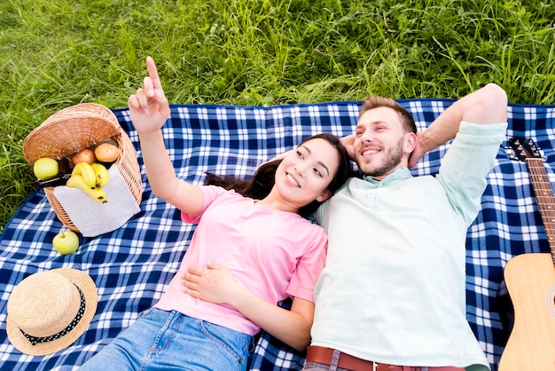 Foto gratuita pareja, acostado, en, manta merienda campestre