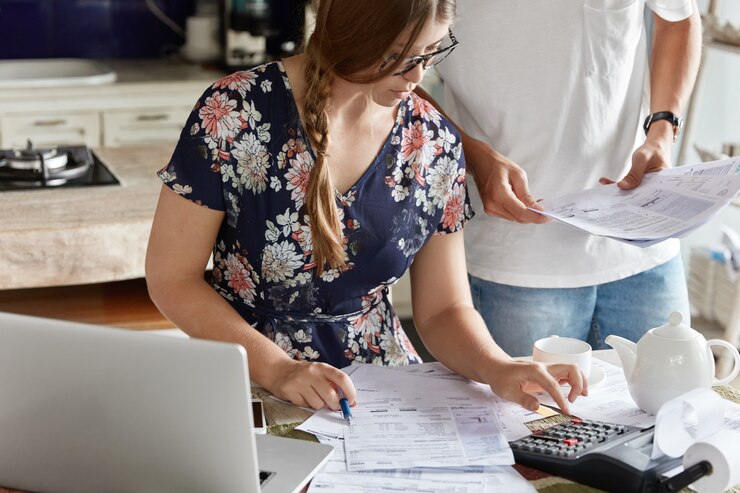Foto gratuito una pareja administrando el presupuesto juntos en la cocina
