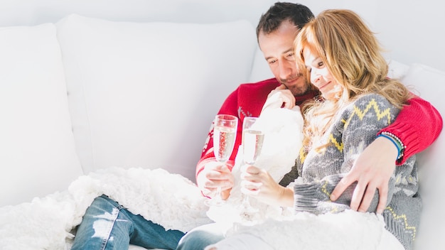 Foto gratuita pareja adulta bebiendo champán en el sofá