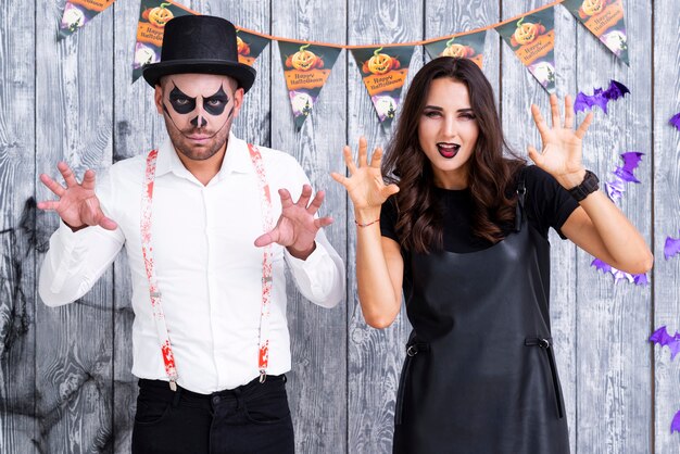 Pareja adulta celebrando halloween