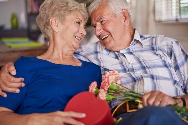 Pareja adulta celebrando su aniversario