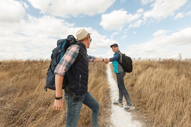 Foto gratuita pareja adulta con mochilas en la naturaleza