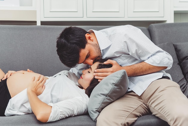 Foto gratuita pareja adulta mujer y hombre pasando tiempo juntos en la sala de estar marido besándose en la frente