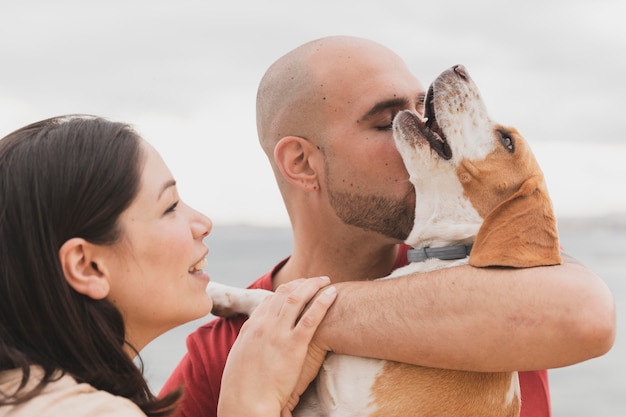 Foto gratuita pareja adulta con perro