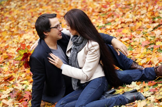 Pareja adulta teniendo un buen día familiar en el parque