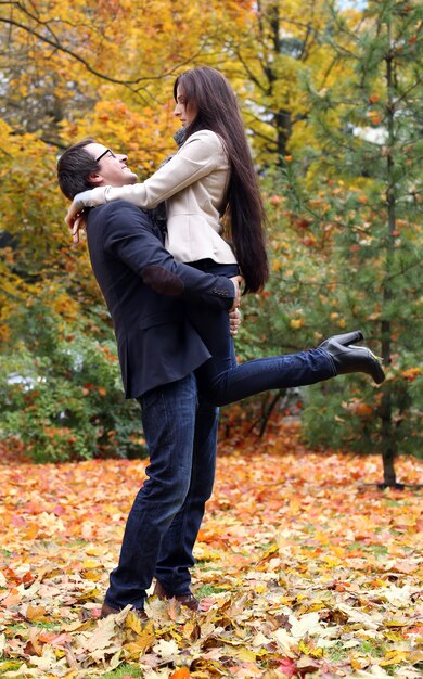 Pareja adulta teniendo un buen día familiar en el parque