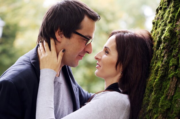 Pareja adulta teniendo un buen día familiar en el parque