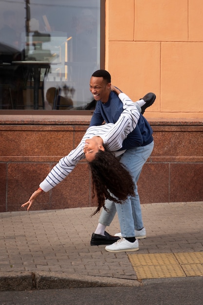 Una pareja de aficionados bailando salsa juntos