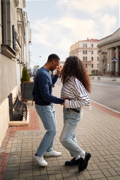 Foto gratuita una pareja de aficionados bailando salsa juntos