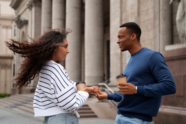 Foto gratuita una pareja de aficionados bailando salsa juntos