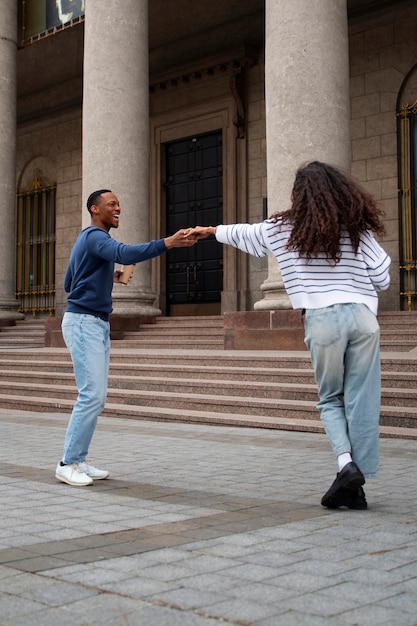Foto gratuita una pareja de aficionados bailando salsa juntos
