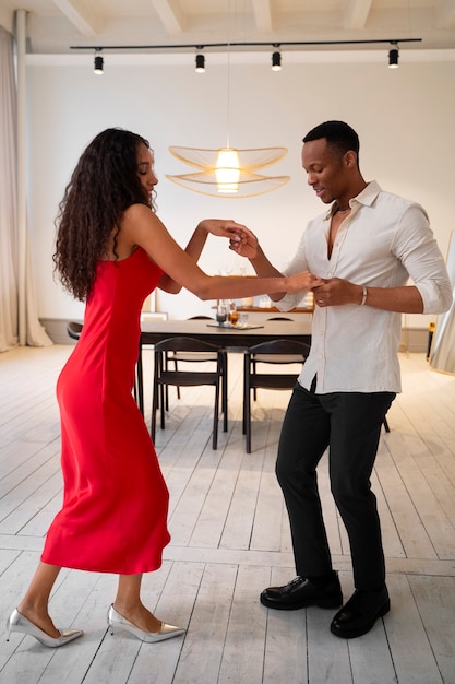 Foto gratuita una pareja de aficionados bailando salsa juntos