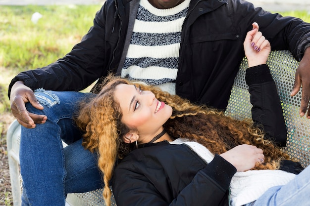 Foto gratuita pareja afro americana en banco en parque