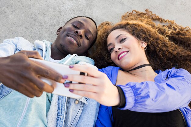 Pareja afro americana haciendo selfie