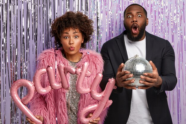 Pareja afro celebra la graduación de la universidad, organiza una fiesta con amigos