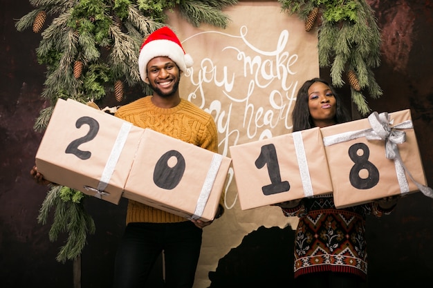 Pareja afroamericana con regalos de Navidad