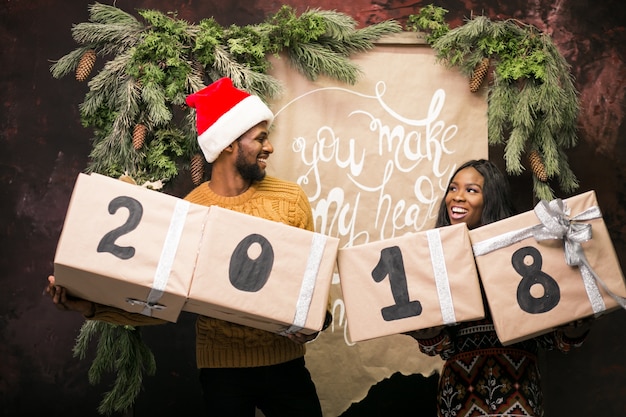 Pareja afroamericana con regalos de Navidad