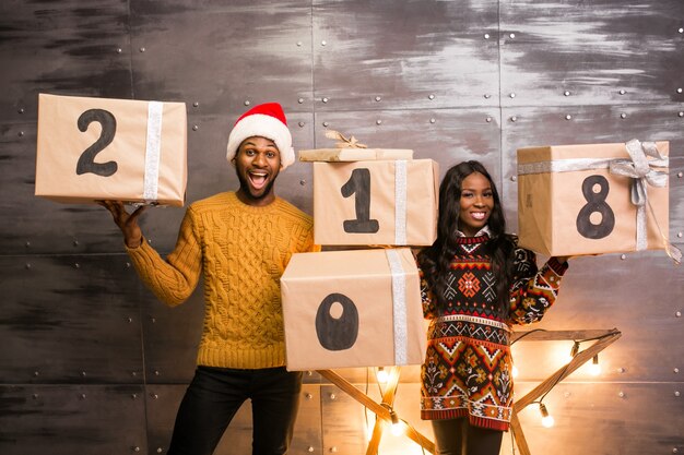 Pareja afroamericana con regalos de Navidad