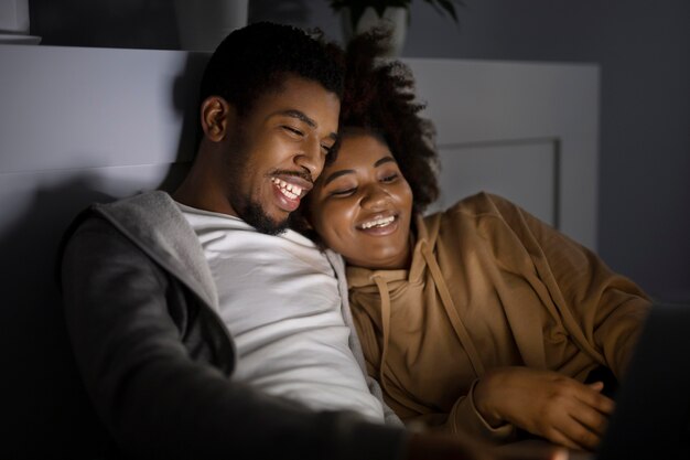 Pareja afroamericana viendo servicio de streaming juntos