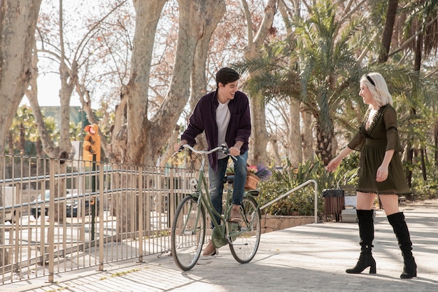 Pareja afuera a caminar con bicicleta