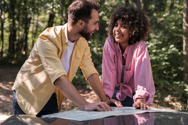 Foto gratuita pareja al aire libre consultando un mapa