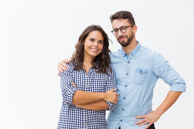 Pareja alegre abrazando y posando