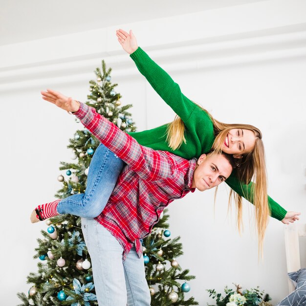 Pareja alegre celebrando navidad juntos