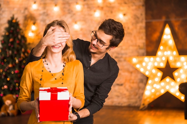 Foto gratuita pareja alegre celebrando navidad juntos