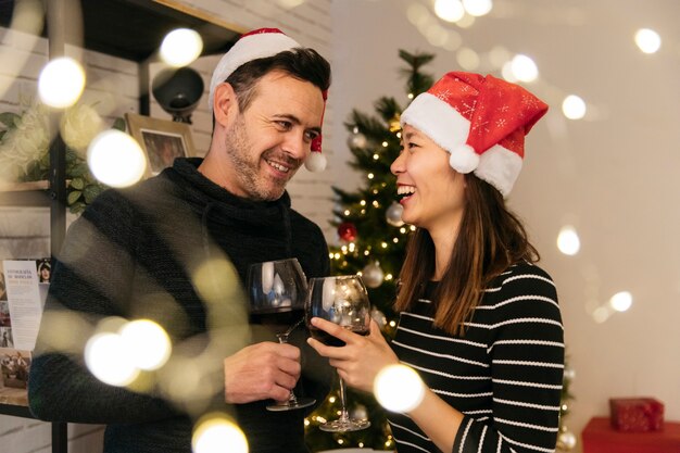 Pareja alegre en cena de navidad