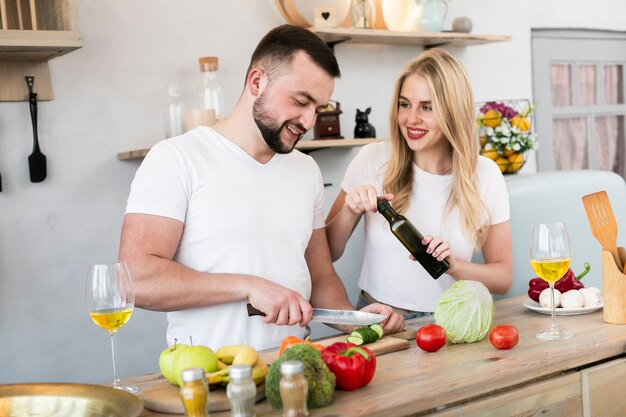 Pareja alegre cocinando juntos