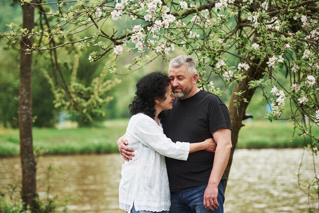 Pareja alegre disfrutando de un buen fin de semana al aire libre. Buen clima primaveral