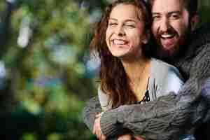 Foto gratuita pareja alegre divierténdose en las vacaciones de primavera