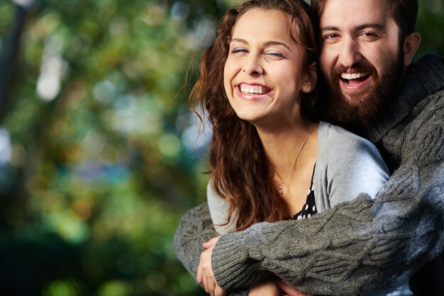 Pareja alegre divierténdose en las vacaciones de primavera