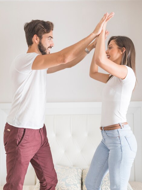 Pareja alegre divirtiéndose