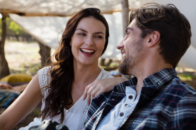 Pareja alegre fuera de la tienda