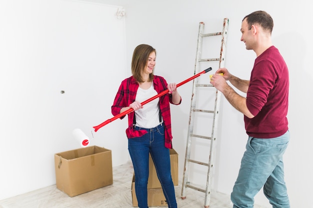 Foto gratuita pareja alegre haciendo renovación