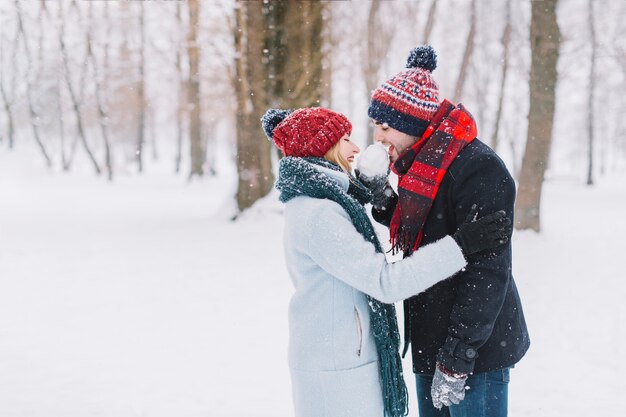 Pareja alegre lamiendo bola de nieve